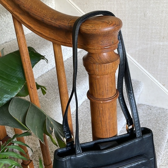 Elegant 90S Black Leather Shoulder Bag - Picture 3 of 13